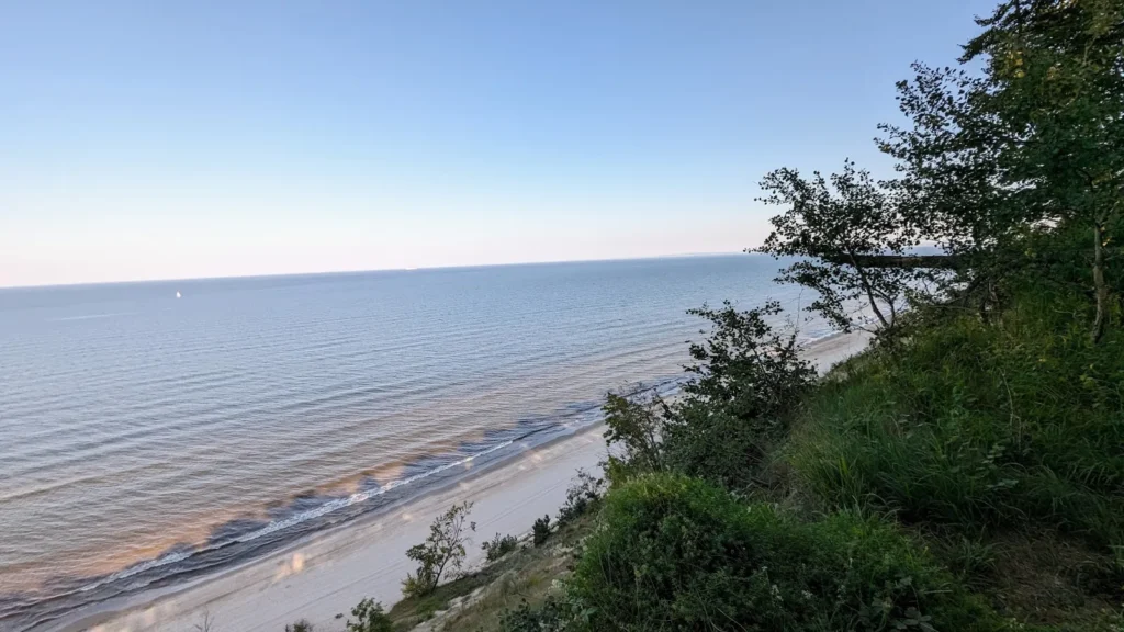 Blick von der bewaldeten Steilküste vor Bansin über Strand und Ostsee
