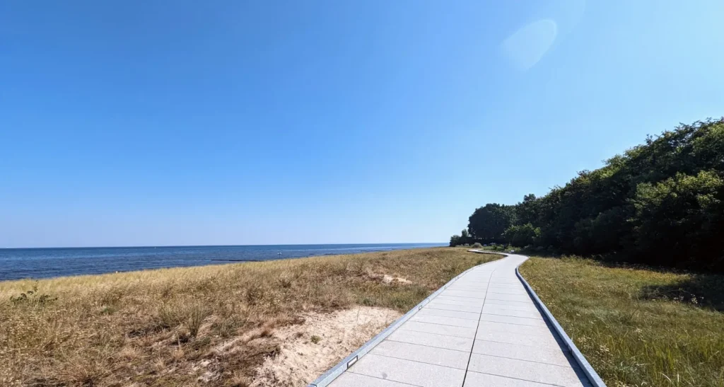 Plattenweg durch die Düne zum Strand bei Kölpinsee, dahinter die Ostsee
