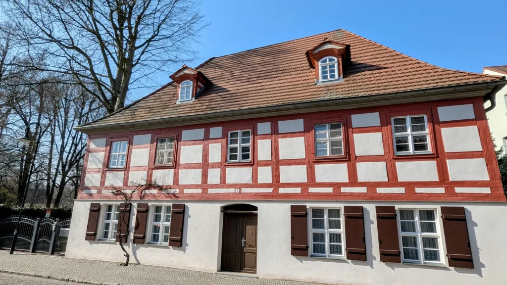 Fachwerkhaus mit roten Balken in Vetschau
