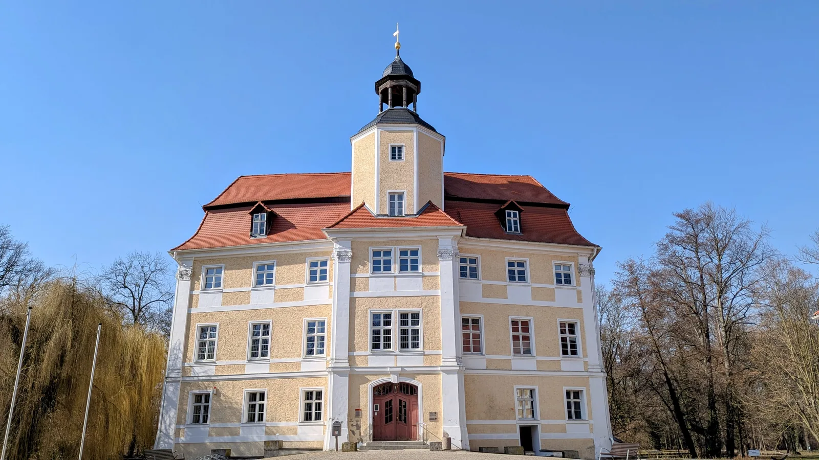Schloss Vetschau mit Dachreiter und gelber Fassade
