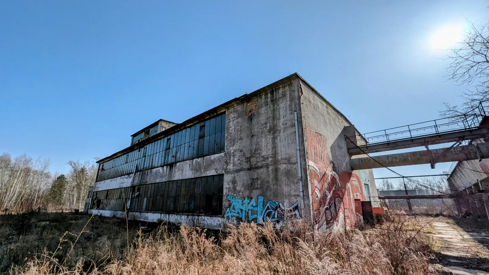 Ehemalige Werkhalle mit verglasten Flächen und Verbindungsbrücke