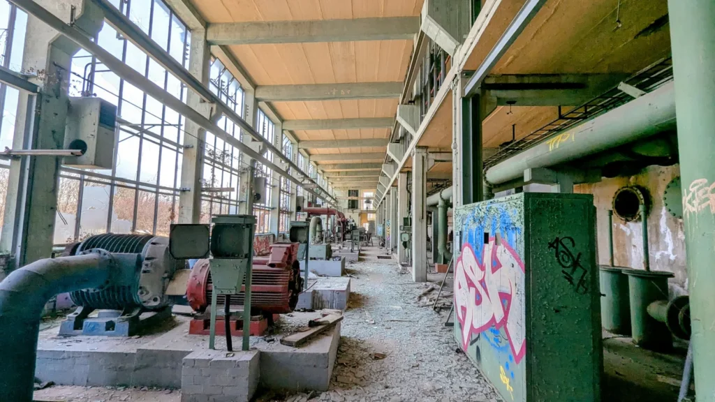 Maschinenhalle mit Pumpen und Rohrleitungen