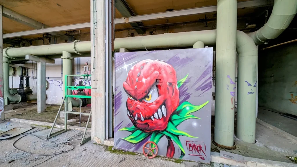 Wandbild mit roter Erdbeerfigur auf einer Tafel, signiert mit Barok