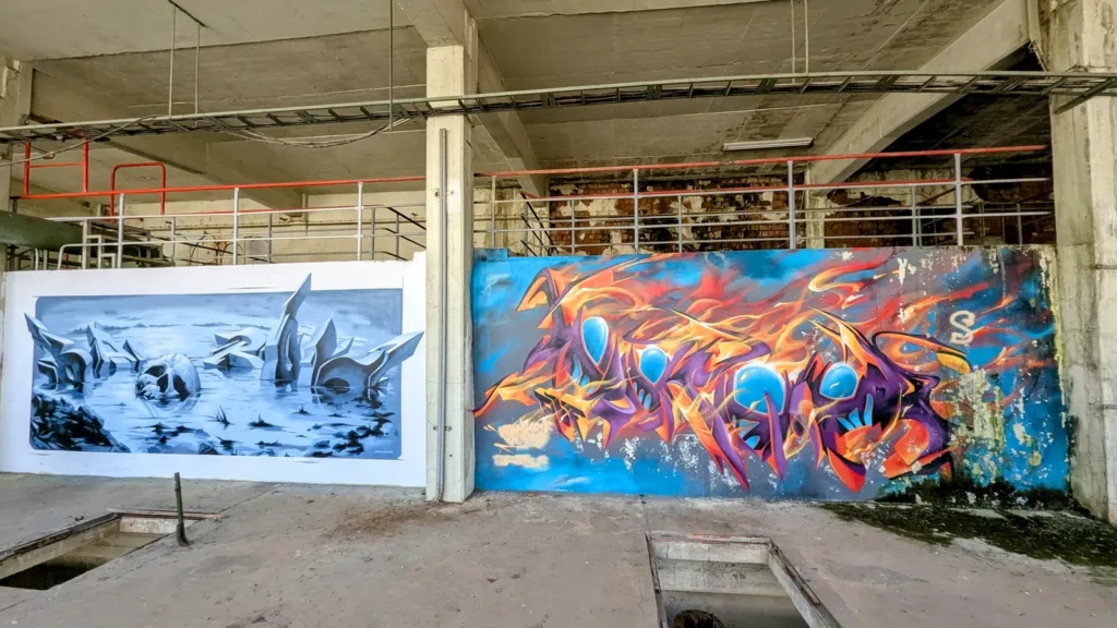 Zwei Wandtafeln mit Graffiti in einer Halle
