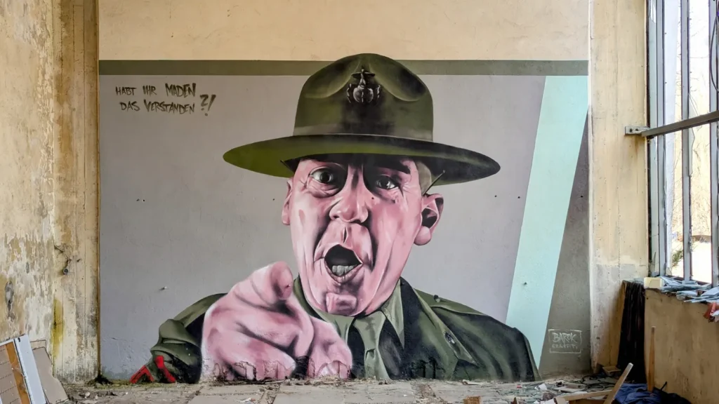 Wandbild mit einer uniformierten Figur an einer Hallenwand