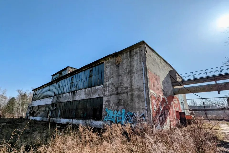 Ehemalige Werkhalle des TransTec-Werks in Vetschau mit Fensterfront, Förderbrücke und Wandbild