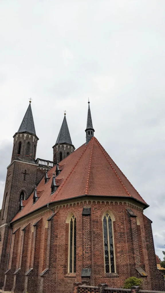 Neugotische Dorfkirche Vockerode aus Backstein mit zwei spitzen Türmen