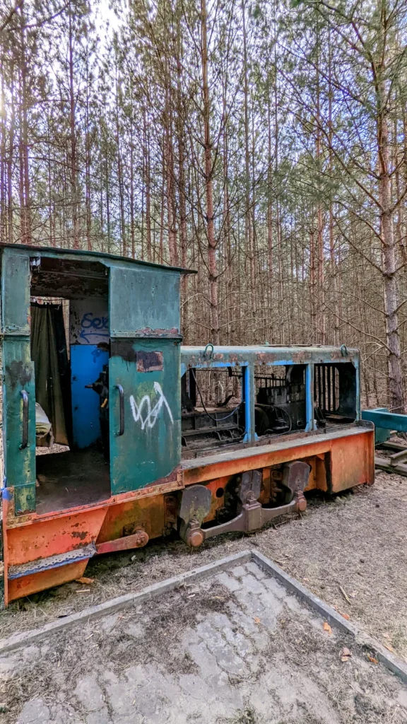 Kleine abgestellte Schienenlok im Wald