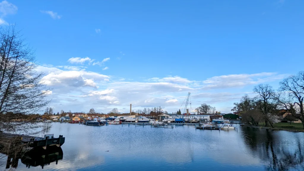 Hafen der Marina Zehdenick mit Schild