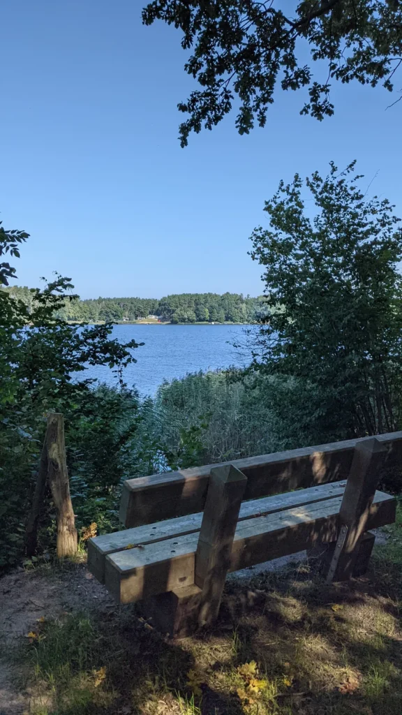 Bank mit Blick auf einen See bei Hindenburg