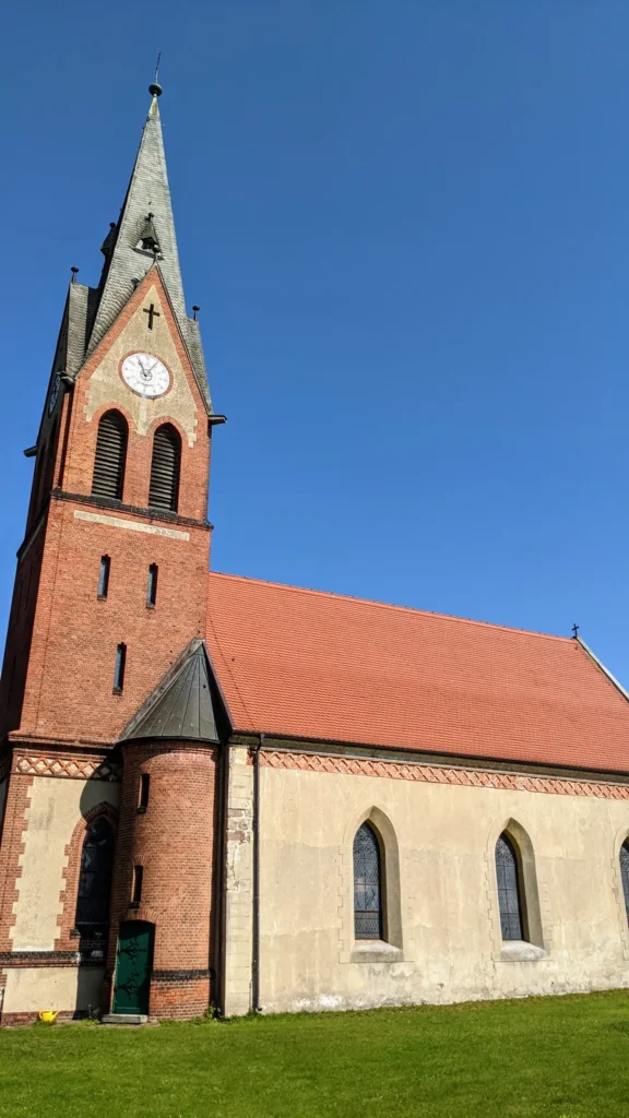 Dorfkirche in Hammelspring mit hohem Turm