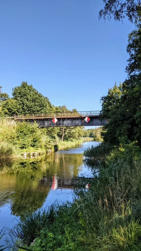 Stahlbrücke mit Schifffahrtszeichen über einen Wasserlauf vor Templin