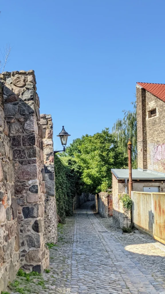 Gepflasterte Gasse an der Stadtmauer in Templin
