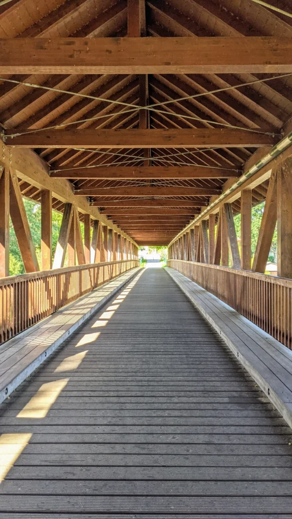 Innenraum der überdachten Pionierbrücke in Templin