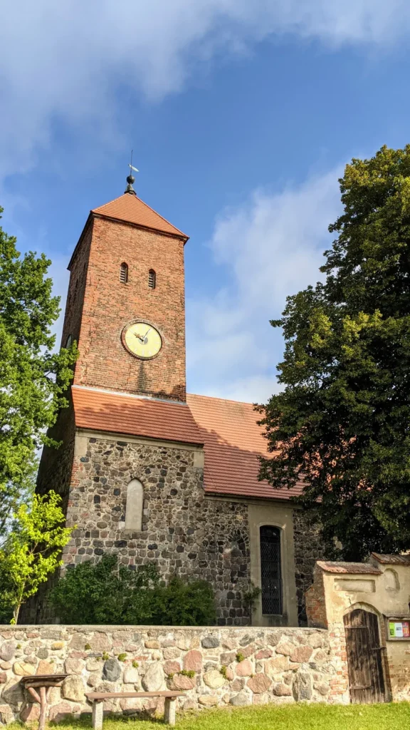 Peter-und-Paul-Kirche in Storkow, Feldsteinkirche im Dorf