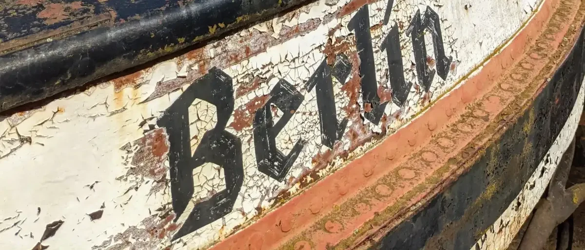Rostiger Schiffsbug mit der Aufschrift Berlin am Ufer der Halbinsel Stralau