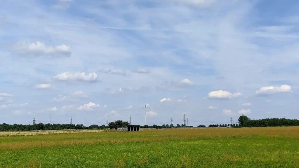 Weite Wiesen und Felder der Wartenberger Feldflur am Rand von Neu-Hohenschönhausen unter offenem Himmel