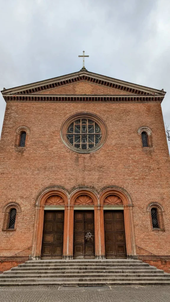 Backsteinfassade der Alten Nazarethkirche am Leopoldplatz mit Freitreppe, drei Portalen und runder Fensterrose