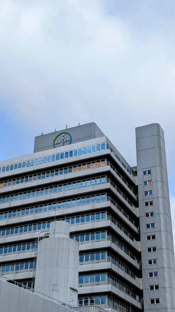 Bürohochhaus mit Firmenlogo auf dem Werksgelände von Bayer, früher Schering, im Wedding