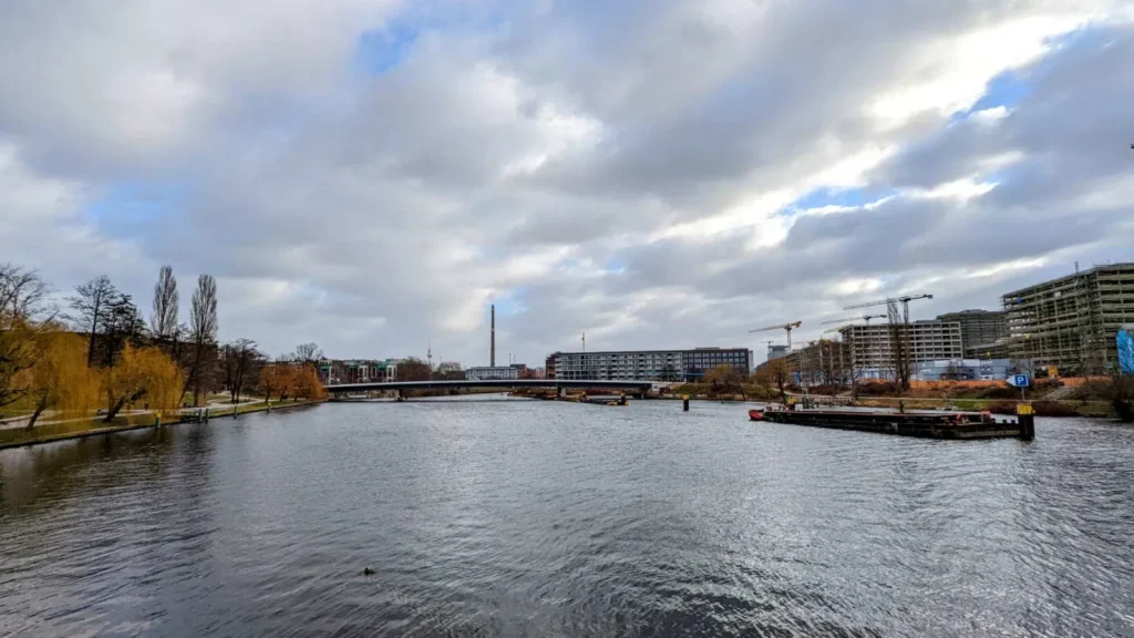 Blick vom Nordufer im Wedding über den Kanal Richtung Nordhafen unter Wolken