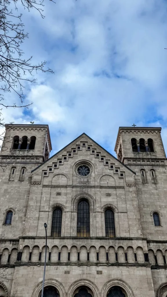 Doppeltürmige Natursteinfassade der katholischen St.-Joseph-Kirche an der Müllerstraße im Wedding