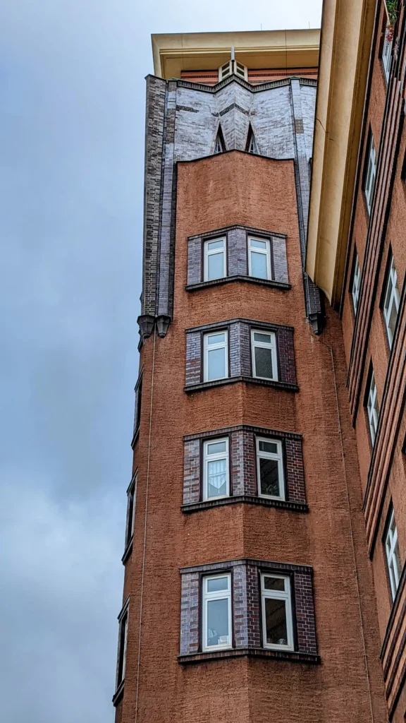 Expressionistischer Backsteinturm mit violetter Klinkerhaube am BVG-Betriebshof an der Müllerstraße im Wedding
