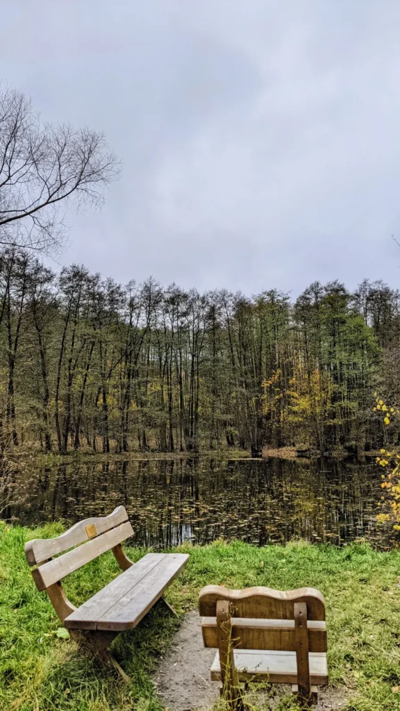 Bank und Tafel an einem Teich bei Himmelpforte