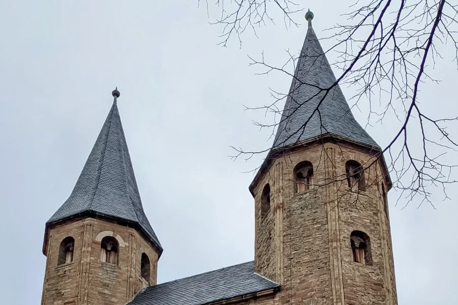 Zweitürmiger Westbau der Klosterkirche in Drübeck mit beiden Turmspitzen
