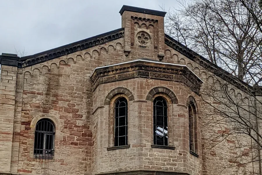 Rundbau mit Rundbogenfenstern am Schlossanstieg in Wernigerode, davor Herbstlaub
