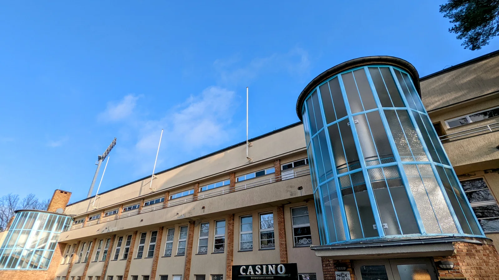 Ehemaliges AVUS-Betriebsgebäude in Westend mit gläsernem Treppenturm und Schriftzug Casino