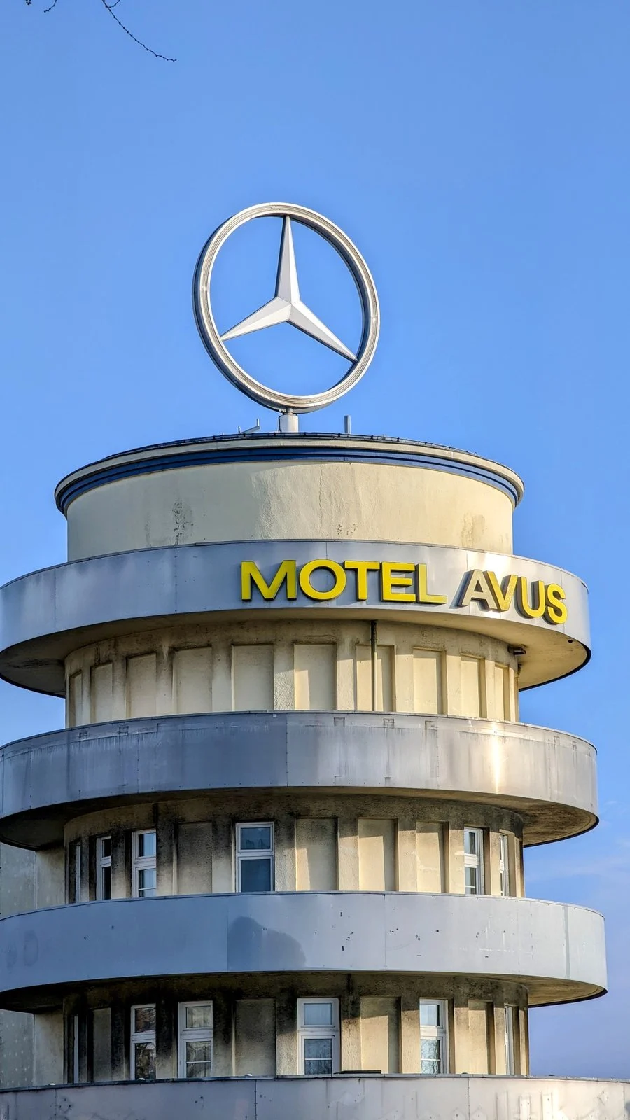 Rundturm des früheren AVUS-Betriebsgebäudes am Messedamm mit Mercedes-Stern und Schriftzug Motel AVUS