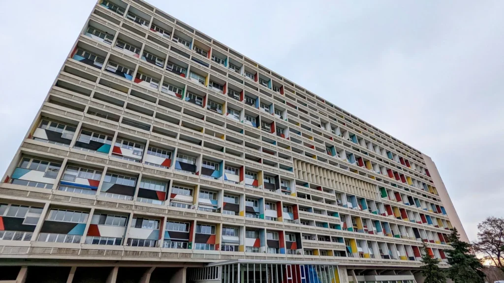 Corbusierhaus in Westend, lange Fassade mit farbigen Loggien von schräg unten