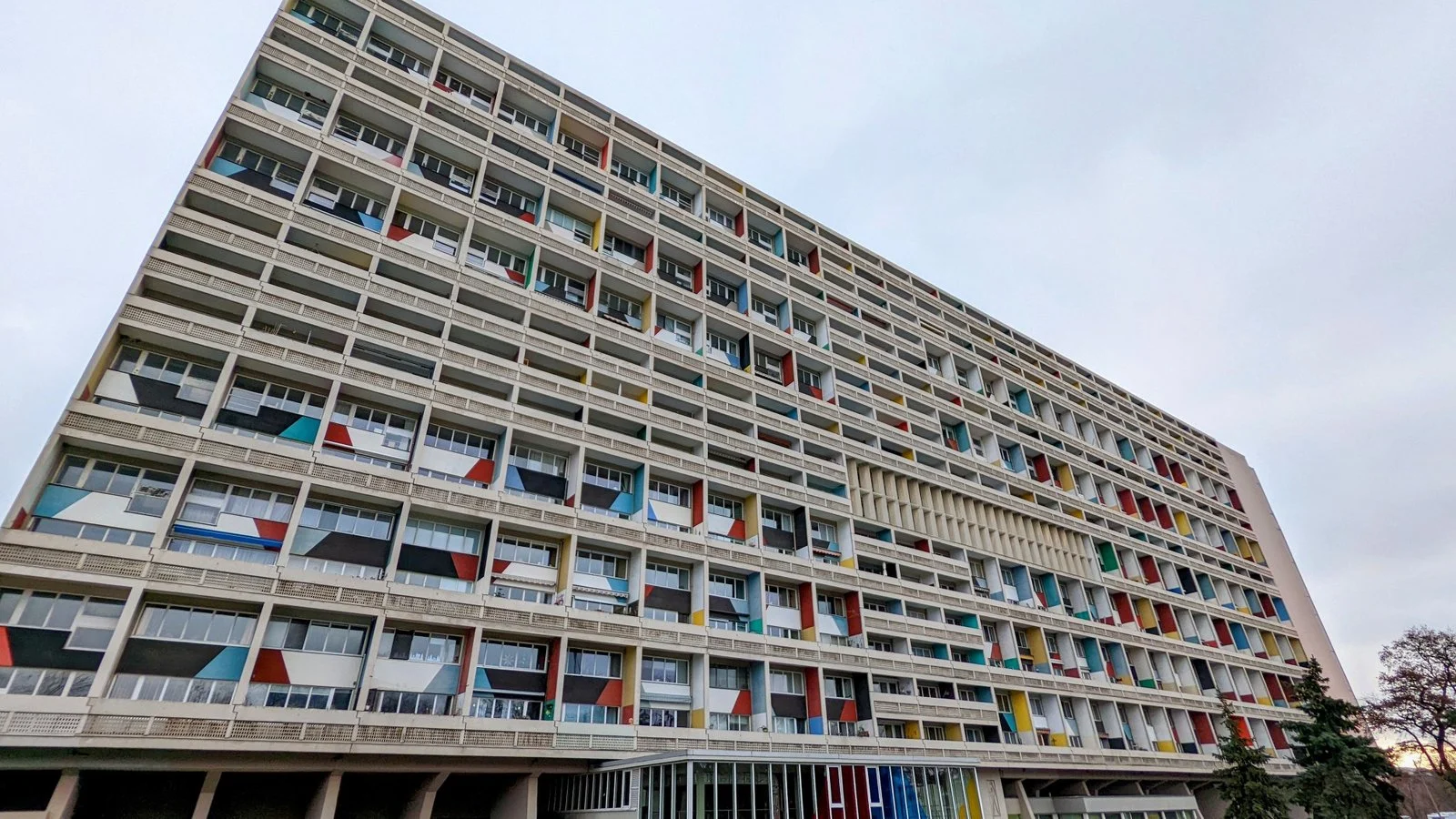 Corbusierhaus in Westend, lange Fassade mit farbigen Loggien von schräg unten