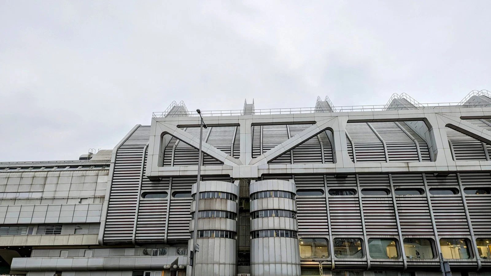 Fassade des ICC am Messedamm in Westend mit Stahlträgern und Lamellen