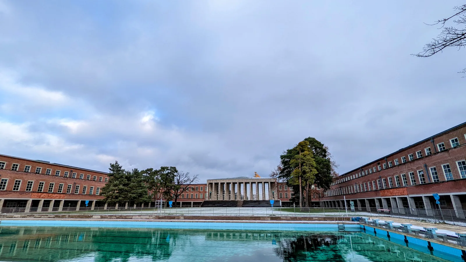 Wasserbecken am Jahnplatz mit den Backsteinflügeln und dem Portikus des Hauses des Deutschen Sports im Hintergrund