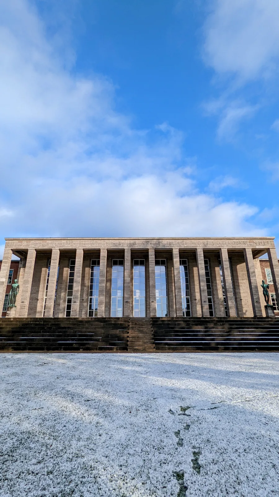 Portikus des Hauses des Deutschen Sports vom Rasen des Jahnplatzes aus gesehen
