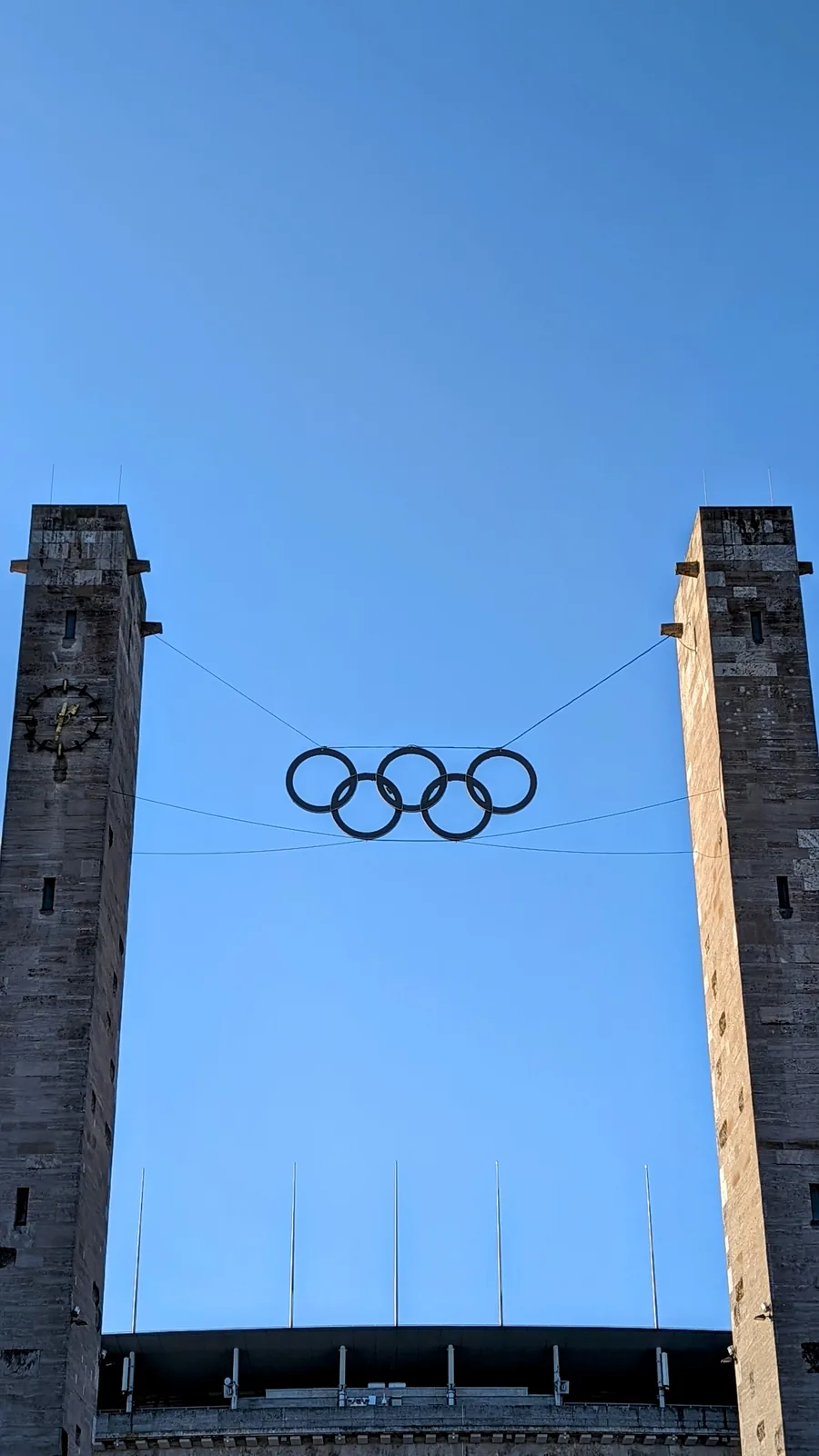 Zwei Türme des Olympischen Tors mit den olympischen Ringen dazwischen