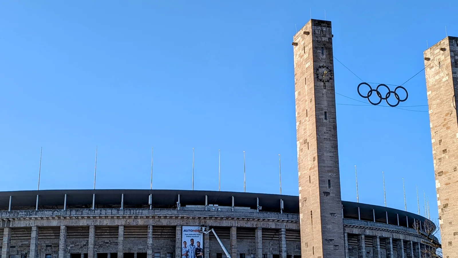 Olympiastadion mit zwei Pylonen und den olympischen Ringen