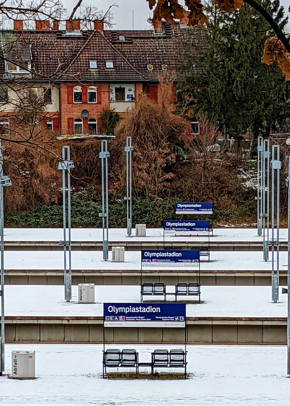 Verschneiter Bahnsteig des S-Bahnhofs Olympiastadion mit Wartebänken