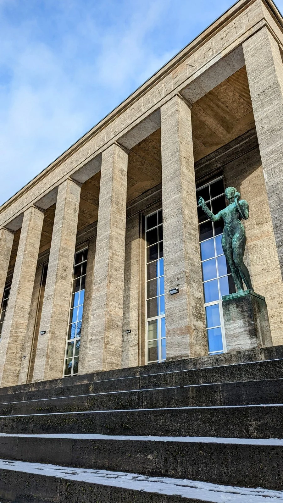 Bronzefigur eines Mannes zwischen den Pfeilern am Portikus im Deutschen Sportforum, Westend