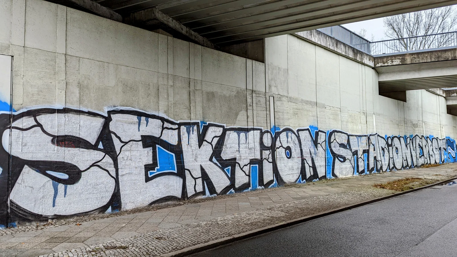 Großflächiges Schriftgraffiti an einer Betonunterführung in Westend