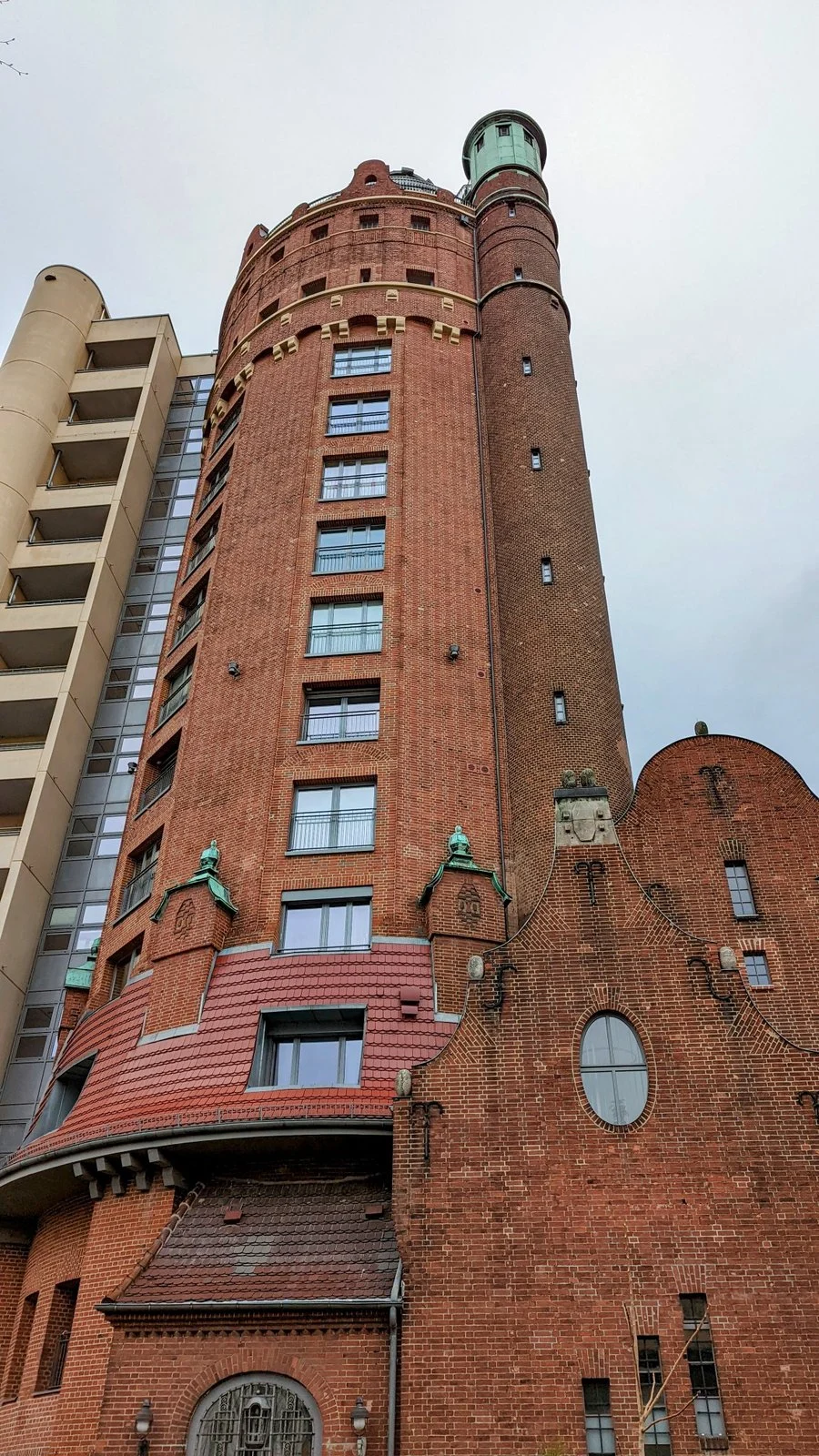 Backsteinerner Wasserturm in Westend mit Laterne und Anbauten an der Akazienallee