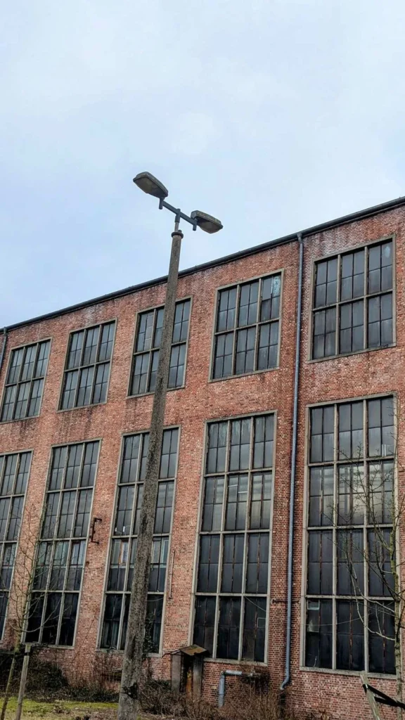 Backsteinfassade mit hohen Sprossenfenstern einer Fabrikhalle auf dem früheren Werksgelände Bergmann-Borsig in Wilhelmsruh