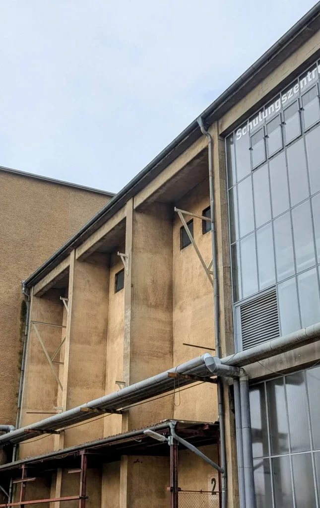 Betonbau mit Glasfassade und Schriftzug Schulungszentrum auf dem PankowPark-Gelände in Wilhelmsruh