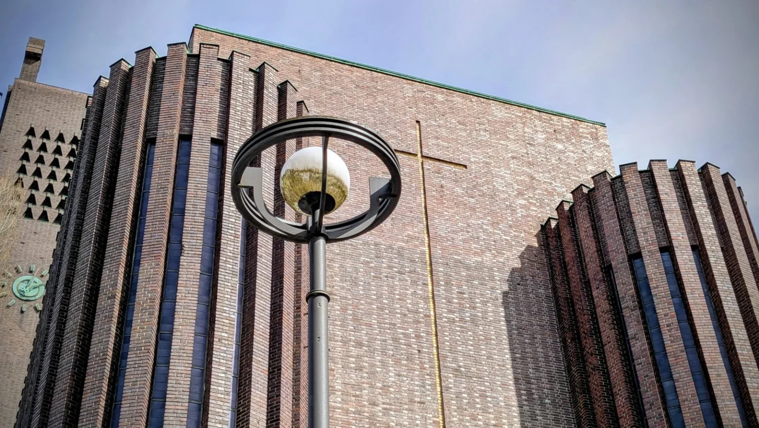 Klinkerfassade der Kirche am Hohenzollernplatz in Wilmersdorf mit Kugelleuchte und Turm links