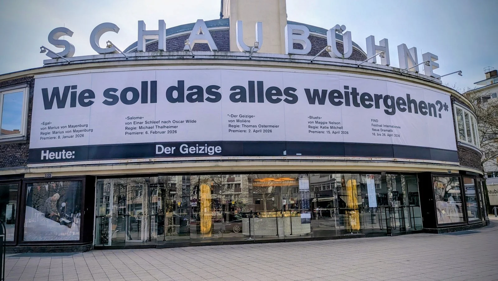 Rundbau der Schaubühne am Lehniner Platz in Wilmersdorf mit großem Plakat über dem Eingang