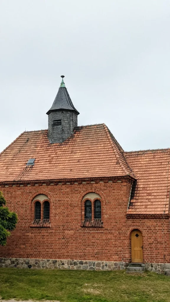 Kleine Backsteinkirche mit Dachreiter und Rundbogenfenstern in Hinzdorf an der Elbe