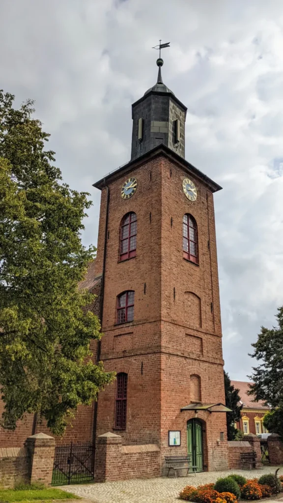Backsteinkirche mit Turm und Kirchhofmauer in Rühstädt