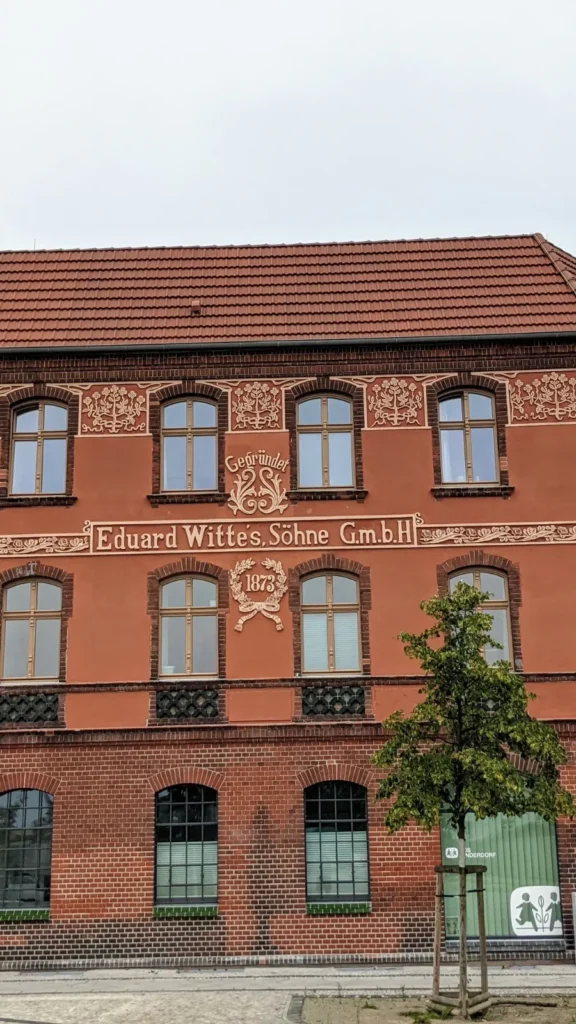 Rote Backsteinfassade mit Zierputz und der Inschrift Eduard Wittes Söhne GmbH in Wittenberge