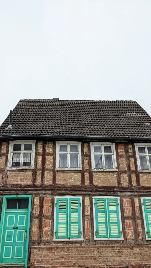 Fachwerkhaus mit Backsteinfeldern und grünen Türen in der Altstadt von Wittenberge